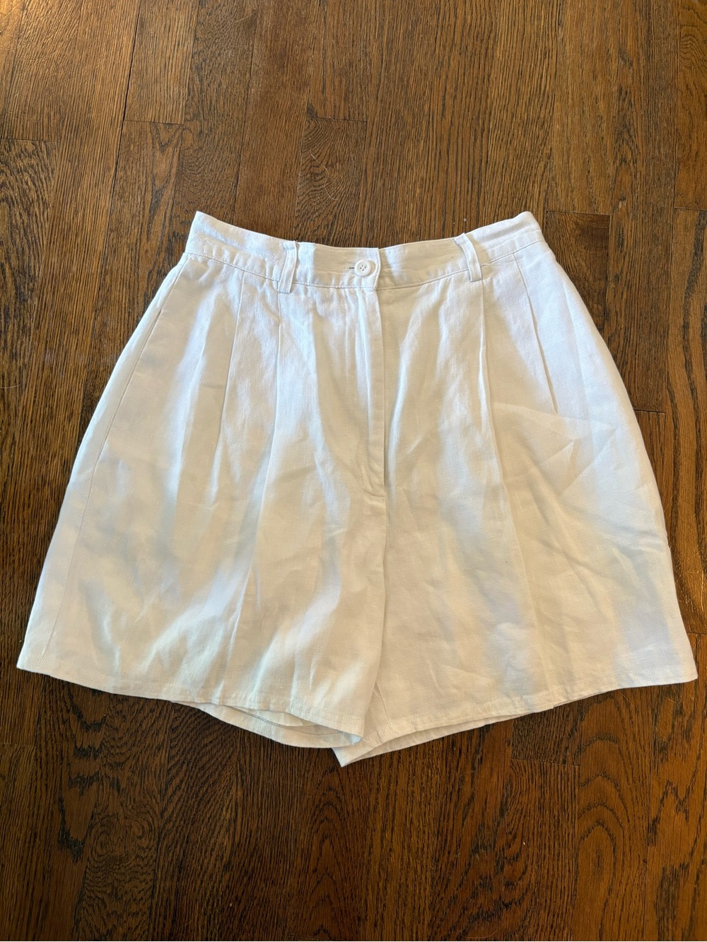 Amanda Smith White Pleated High-Waist Shorts